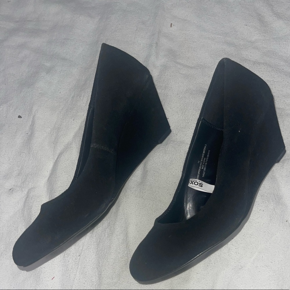 Black wedges